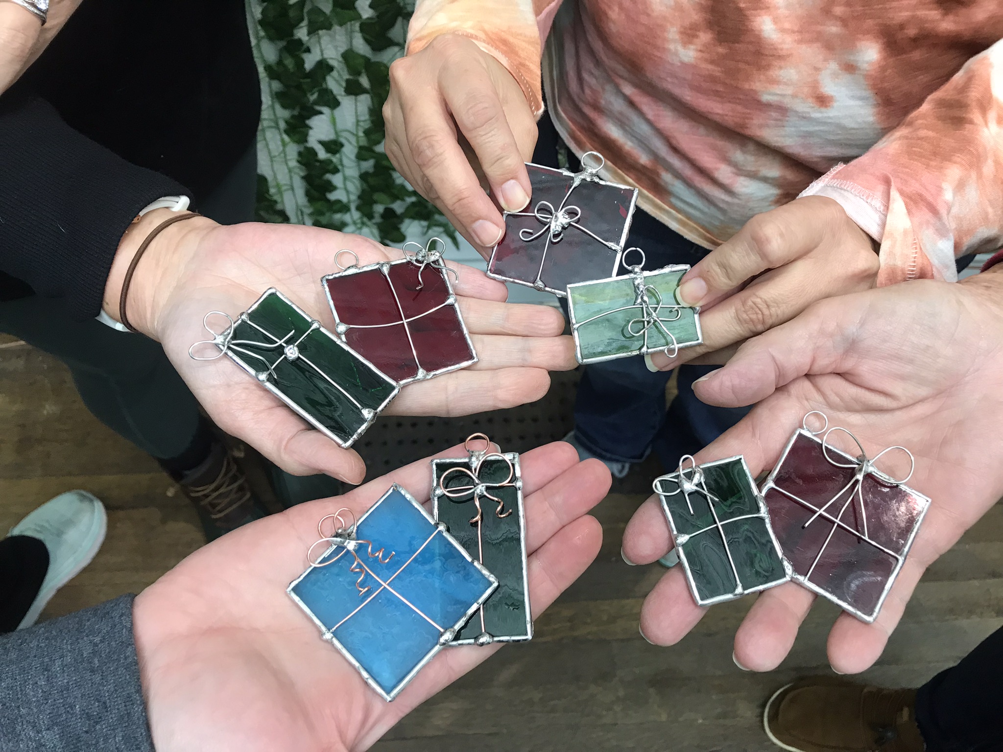 4 students holding stained glass presents